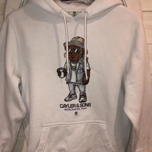 Cayler & Sons hoodie - Vit hoodie från Cayler & Sons strl S. Bra andvänt skick✨ Det är bara att höra av sig för fler frågor🤍 Nypris ca 600-700kr