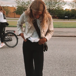 Levi’s Ribcage straight  - Ett par svarta raka Levi’s jeans. Knappt använda för att dem blev för korta.