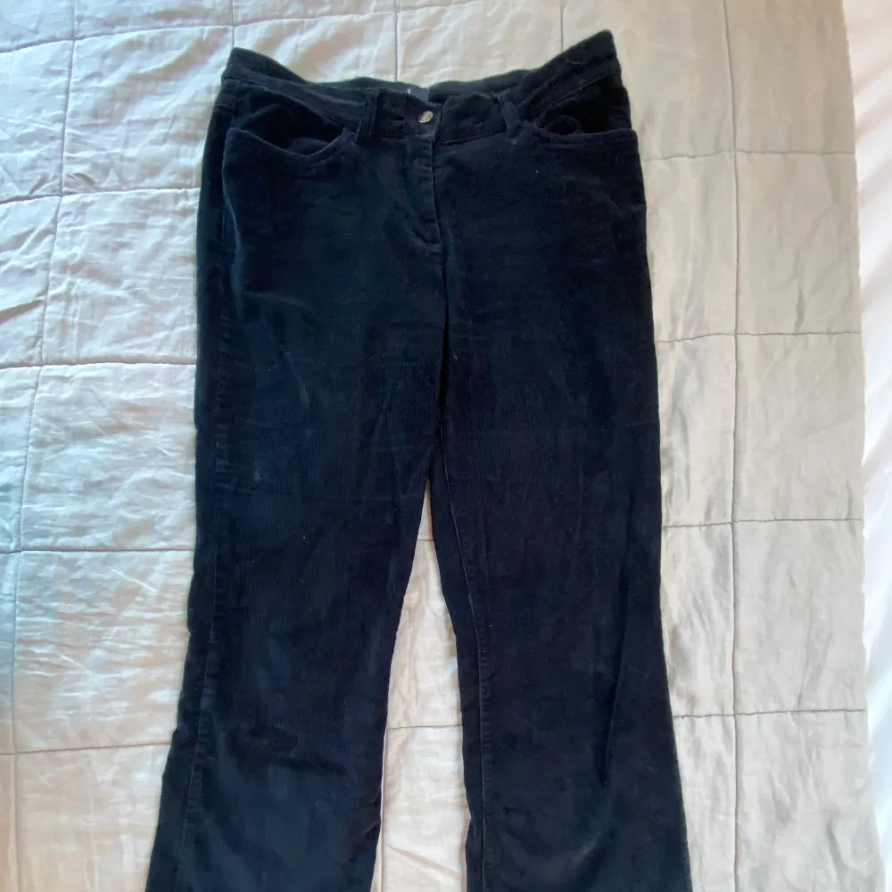Svarta Manchester bootcut byxor från Åhléns. Jeans & Byxor.