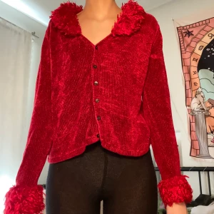 Y2K kofta  - Superball Y2K kofta som jag egentligen inte vill sälja, men är inte helt bekväm med denna färgen på mig :/ Den är så galet cool och är köpt second-hand. Varan har inga defekter. BUDA I KOMMENTARERNA! Startpris: 200kr. Buda minst 10 kr. Avslutas 8/2 23:59