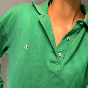 Champion piké - En Champion piké som är köpt second-hand! Den är fortfarande i ett superbra skick och är för övrigt riktigt cool, men tyvärr har den inte kommit till användning. Budgivning startas om flera är intresserade. Läs gärna mina villkor! 💓🧚🏼 Jag har storlek XS.