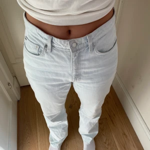 Weekday jeans - Weekday jeans ljusblå intressekoll! Sitter baggy s-m