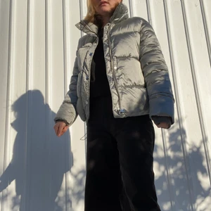 Vinterjacka - Snygg och varm silverjacka från h&m! Storlek 38🤗 inga skador och band man kan dra åt längst ner! Fler bilder kan fixas. 150kr+frakt🥰 säljer även fler vinterjackor! Kolla min profil, jag sammfraktar gärna🤩 om många är intresserade blir det budgivning✨
