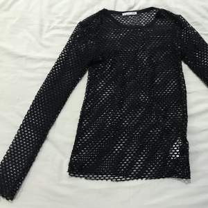 Fin nät/see through tröja från zara som man kan ha t.ex. under t-shirtar. Tyvärr för liten för mig (även därför jag inte kunde fota på mig), storlek S men tajt så skulle säga XS. Frakt tillkommer😘