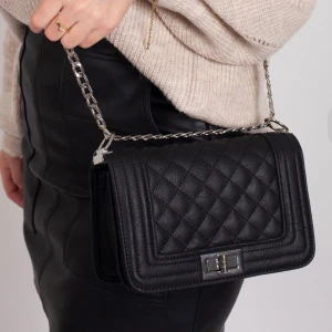 Montini - Montini väska från ur & Penn! Säljer då den inte kommit till användning och den är oanvänd🤍