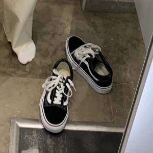 Vans old skool platform  - Super snygga Vans i modellen Old Skool platform! Använda men i väldigt fint skick!! Storlek 38 men passar även mig bra som vanligtvis är en 37a! Nypris ca 800kr