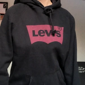 Oversize Levis hoodie S - Svart levis hoodie i oversize modell, i bra skick💕