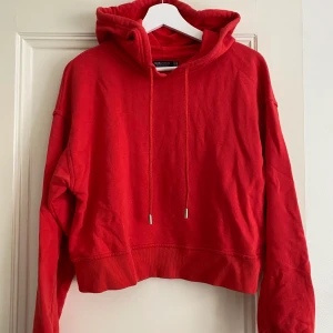 Röd hoodie  - Lite croppad hoodie med stor luva, jätteskönt! 