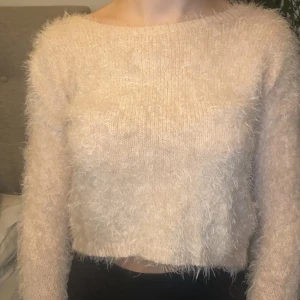 stickad tröja - säljer denna mysiga stickade tröjan ifrån hollister i storleken xs