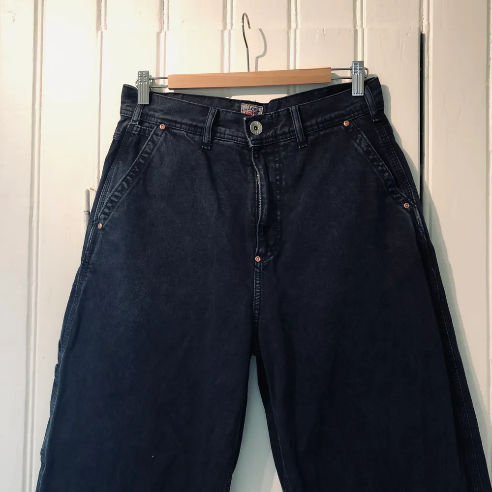 Ett par supercoola jeans från LEE for Weekday. Hög midja och väldigt vida ben med snygga snickardetaljer. Ca stl 30 i midjan, 33längd. Jeans & Byxor.