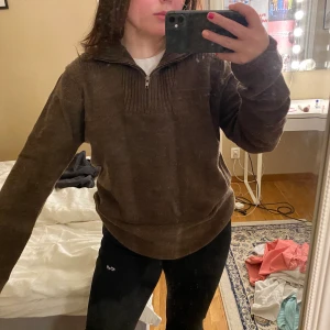 Ziptröja  - Säljer denna bruna ziptröjan. Köpt seconhand men Använd fåtal gånger. Skriv för fler bilder✌🏼🤝