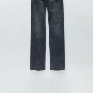 90's full length svart s. 34 - Testade en gång, storlek 34. Dem är från Zara Buda i kommentarerna (andra bilden är lånad) dem rätt lång men går att klippa av eller vika upp💕