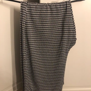 Byxor - Hundtandsmönstriga byxor ifrån hm ❤️ stl L/XL ❤️ stora i modellen❤️ 60kr+frakt❤️