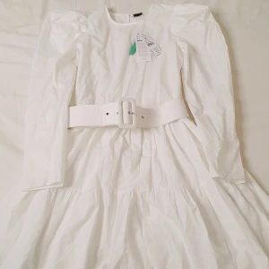 Populär klänning med bälte - Oanvänd, nypris 499:-