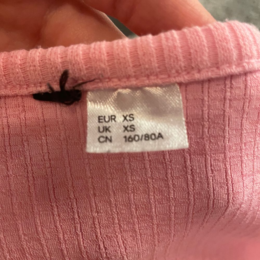Knytkofta/knyttopp frĂ„n Hm i rosađsĂ€ljes pga gillar den inte lĂ€ngreâ€ïžPassar perfekt till ett par jeans eller annat! Du kan ha ett linne eller nĂ„got under eller inteâșïžStorelk XS men skulle sĂ€ga att den passar S och M ocksĂ„đ Fraktar med Postnords M paketđ„°. Tröjor & Koftor.