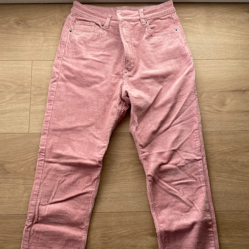 Fina Monki byxor i storlek S. Är ganska korta i modellen. I priset ingår inte frakt.. Jeans & Byxor.