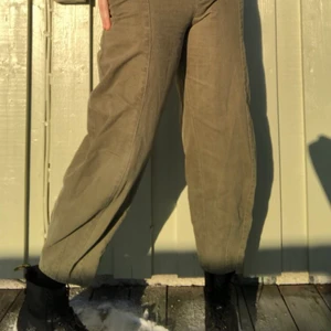 Militärgröna jeans - Högmidjade gröna byxor!