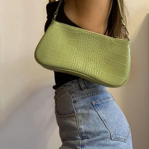 Väska - Säljer denna jätte söta axel väskan! Köpte den från shein💞 ‼️ Inte mina bilder‼️