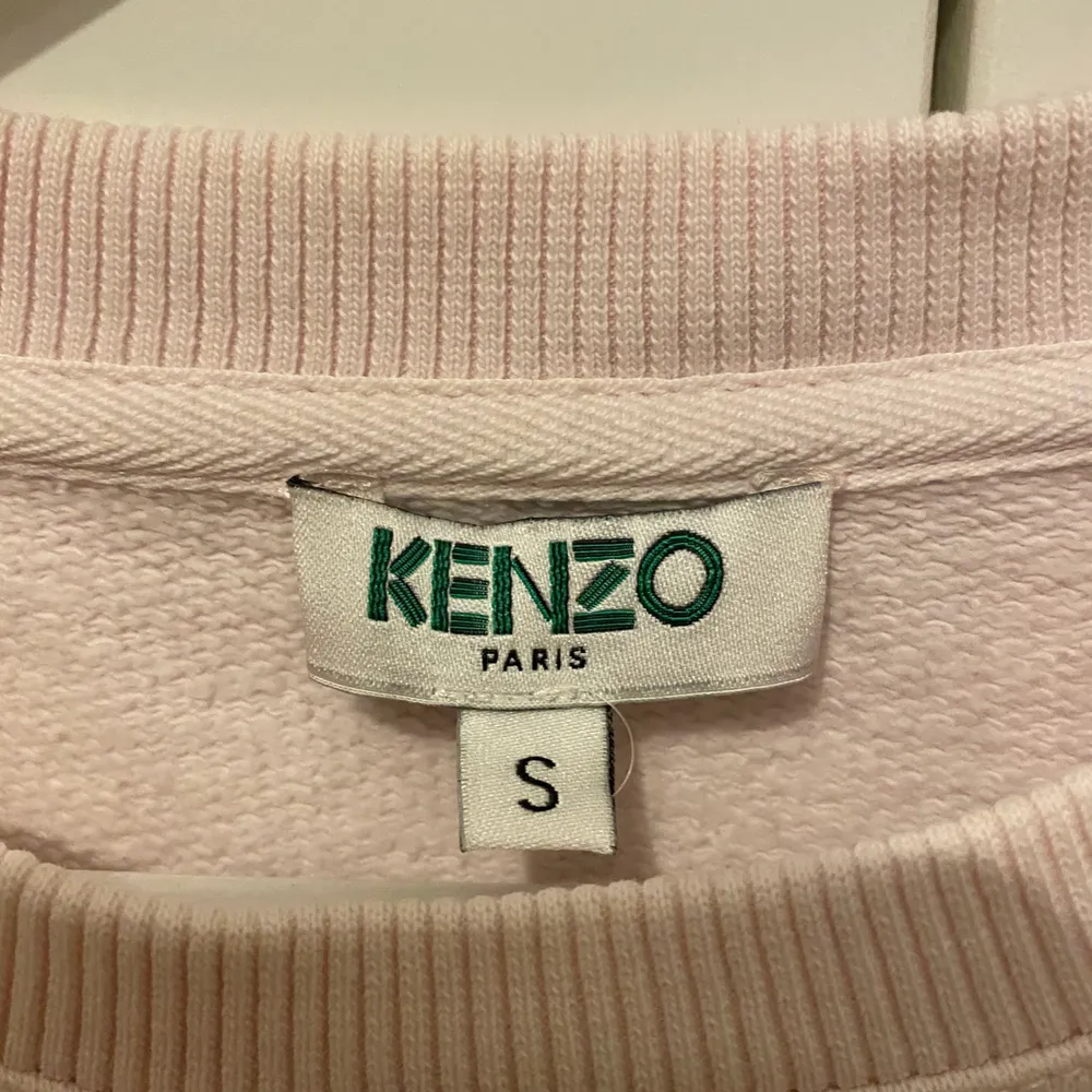 Säljer denna ljusrosa tröja från Kenzo! Jättebra skick och snygg passform, ser helt oanvänd ut😇 . Tröjor & Koftor.