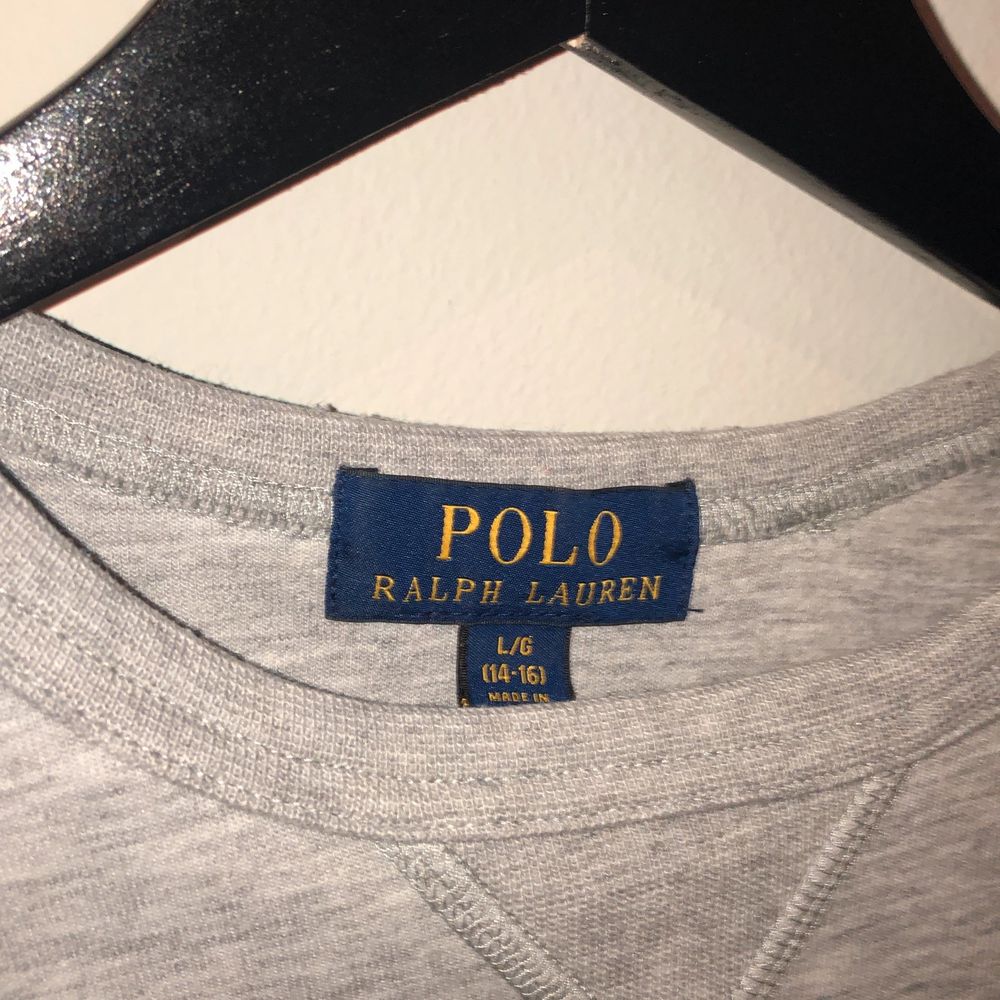 Jätteskön och snygg sweatshirt från Polo Ralph Lauren i storlek L (boys 14-16). Nypris ligger på runt 1000kr och säljer för endast 250kr. Passar dig som är mellan 165-175 lång. Säljer pga att jag inte har någon användning för den längre. Pris kan diskuteras!. Tröjor & Koftor.