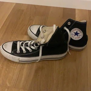 Svarta converse - Nästan helt oanvända svarta converse! Kan mötas i Stockholm annars står köparen för frakt!