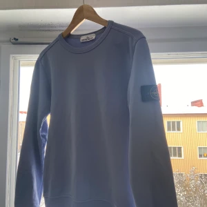Stone island tröja - Säljer denna lavendel färgade stone island tröja i storlek S.