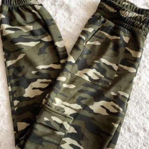 Byxor - Galet snygga kamouflagebyxor i storlek S, formas snyggt på kroppen. Muddar i midja & benslut samt 4 fickor! 