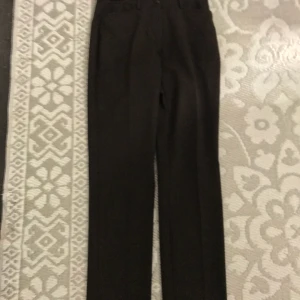 Kostymbyxor  - Användes när jag jobbade som servitör då dem är väldigt eleganta och fjäderlätta att bära och inte så där klumpigt tunga som många andra kostymbyxor 🙌🏻 kan diskutera pris vid snabb affär