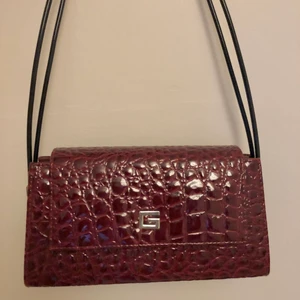 Brun Axelväska  - Söt liten axelväska i retrostil som är brun/vinröd. Ser ut att vara helt splitterny då den i princip aldrig använts! ✨