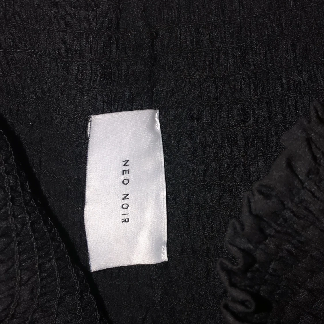 Neo Noir kjol med volanger  - 91