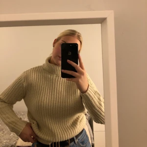 Stickad tröja - Oanvänd stickad tröja från märket b.young, färgen är krämvit/beige, kommer inte till användning tyvärr :(  Storlek S