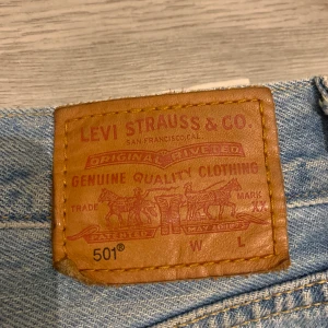 Levis jeans strl xs/s - Älskar dessa byxorna över allt annat men de är för småå☹️ så fin passform och så bra kvalitet! Köpa dem för ca 1 år sedan på Levis egna store och betalade då 1495kr för dem! Jag är 1.60 och de passar bra i längd för mig.