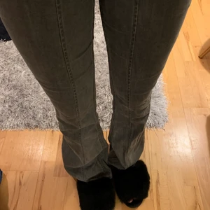 Bootcut jeans  - Säljer mina älsklings jeans från AFJ x Nakd 🤩Jättefina detaljer som syns på andra bilden. Lite långa på mig som är 168 så har slitningar längs ner, jag tkr det det Najs ut. Skriv för fler bilder 💕 säljer för jag behöver pengar 