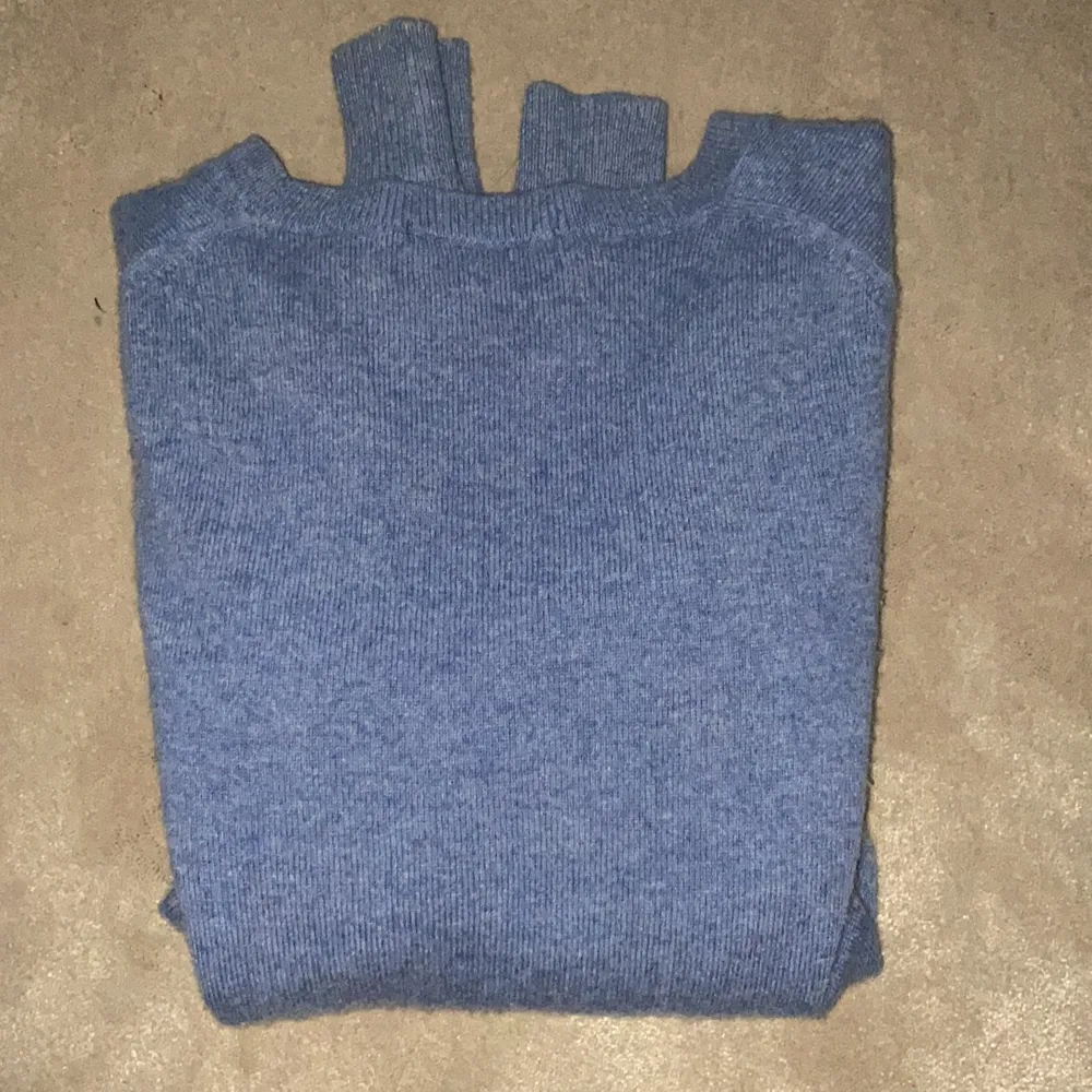 Säljer denna kashmir tröja från uniqlo, använd ett antal gånger men inget som märks, väldigt bra skick😇. Tröjor & Koftor.