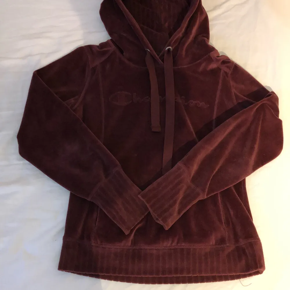 En snygg hoodie från Champion i en rödlila färg. Den har ett superskönt material och är lite mer figursydd❤️. Hoodies.