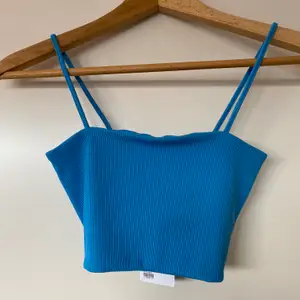 Ribbat croppat linne i blå från Monki 💙 Aldrig använd, prislapp finns kvar.