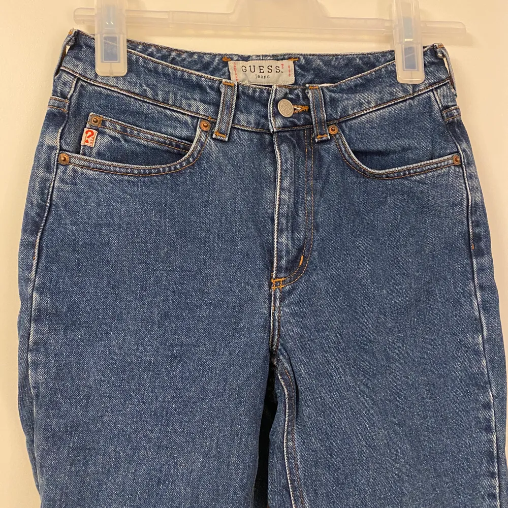 Säljer dessa vintage guess jeans som inte kommer till användning då de blivit försmå. De är använda ca 2 gånger så fint skick. Det står storlek 27 på lappen men skulle nog bättre passa 26/25. Köparen står för frakt, skriv för fler bilder.. Jeans & Byxor.