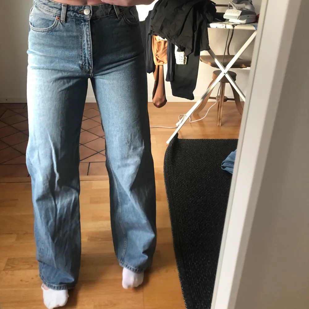 Monki jeans i storlek 27! Finns även i mörkblått och grå (de tredje bildenk) !. Jeans & Byxor.