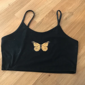 Fjäril Linne från Shein - Svart linne med fjäril på. Aldrig använd då den är rätt stor i storleken så mer som en M. Frakt 12-24kr