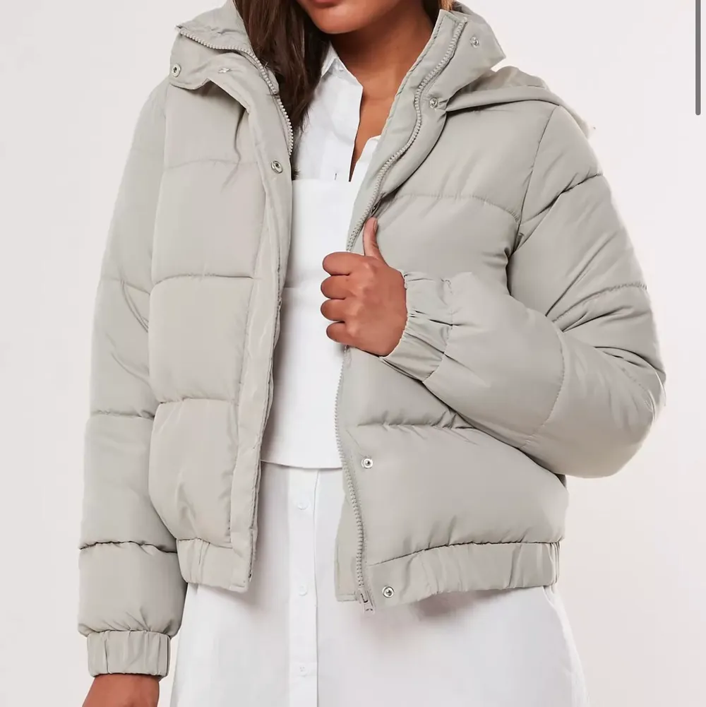 Trendig cropped pufferjacket ifrån Missguided i nyskick, ej använd alls & prislappar kvar🤍 Storlek 38 och i en Beige/ljusgrå jättefin färg🤍 Nypris: 830kr, mitt pris: 390kr🤍. Jackor.