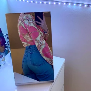 Body - Jätte fin färgglad body. Helt oanvänd! Säljer den för har aldrig haft tillfälle att ha på mig den. Storlek XS men funkar på S och kanske M också. 70kr+frakt 