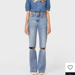 Jeans med hål i knäet - Jeans i storlek 38 ifrån Stradivarius, är egentligen en 36 så de var lite för stora. Jag är 1,68cm och det passar i längden kanske lite långa men är för stora i midjan. Använda fåtal gånger