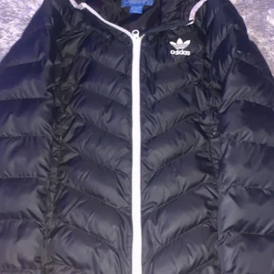 adidas jacka - säljer nu min adidas jacka i storlek M då den inte kommer till användning