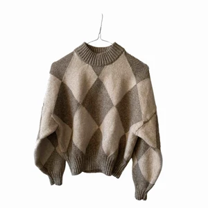  - Rutigt och jordnära färger är otroligt inne och denna stickade tröja är enbart använd två gånger! Den är i storlek XS, men passar likväl en S. Supersnygg att matcha med beiga, bruna eller vita byxor😍