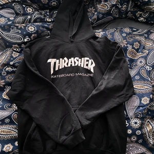 THRASHER HOODIE - Säljer min thrasher hoodie som jag köpt för ungefär två år sen för ca 1000kr. Säljer min för 300 (inklusive frakt) då den är använd och snörena är borta från luvan. (Vilket också går att sätta dit nya om man vill). Priset går att diskuteras! Tar alltid kort på paketet innan jag postar och innan du betalar. Betalning via swish helst ❤️