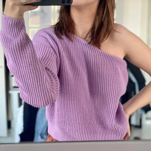 off shoulder stickad! - Aldrig använd, 90kr🥰