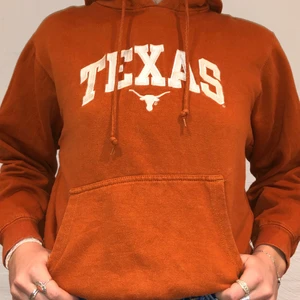 Texas College Hoodie - Vi säljer denna brun/orangea Texas hoodie. Priset är 279kr. Den är i storlek M men passar som en S/XS. Personen på bilden är 175 och brukar ha på sig S/M. Inga defekter på hoodien.  Kontakta oss på Plick eller på vår Instagram @wanderetro. Om flera visar intresse blir det budgivning. Köparen står för spårbar frakt på 66kr. 🤍