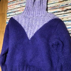 Lila stickad tröja - Världens mysigaste Lila stickad polotröja. Älskar verkligen denna men tyvärr passar den inte mig längre. Står ingen storlek i men skulle säga att den passar S-L beroende på önskad passform. Köparen står för frakten annars möts jag upp i t-centralen.