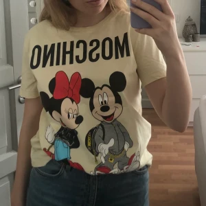 Moschino t-shirt  - Moschino t-shirt med tryck. Storlek S/M. Skriv vid intresse. Fraktkostnad tillkommer, kan dock mötas up i Stockholm för att slippa fraktkostnad :)