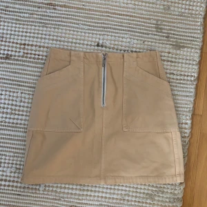 Beige kjol Weekday  - Fin beige denimkjol från Weekday. Använd en gång. Står ingen storlek, men känns som en stl 36